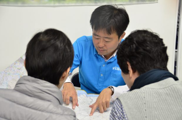 地図を広げながら交通網の充実を説明